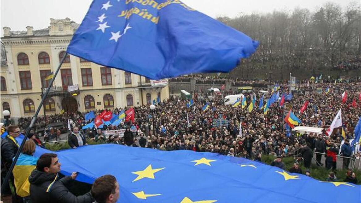 Ουκρανία: Διαδήλωση υπέρ της ένωσης με την Ε.Ε. έξω από το Κοινοβούλιο στο Κίεβο